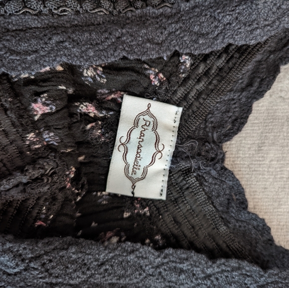 Black floral top - Picture 2 of 2